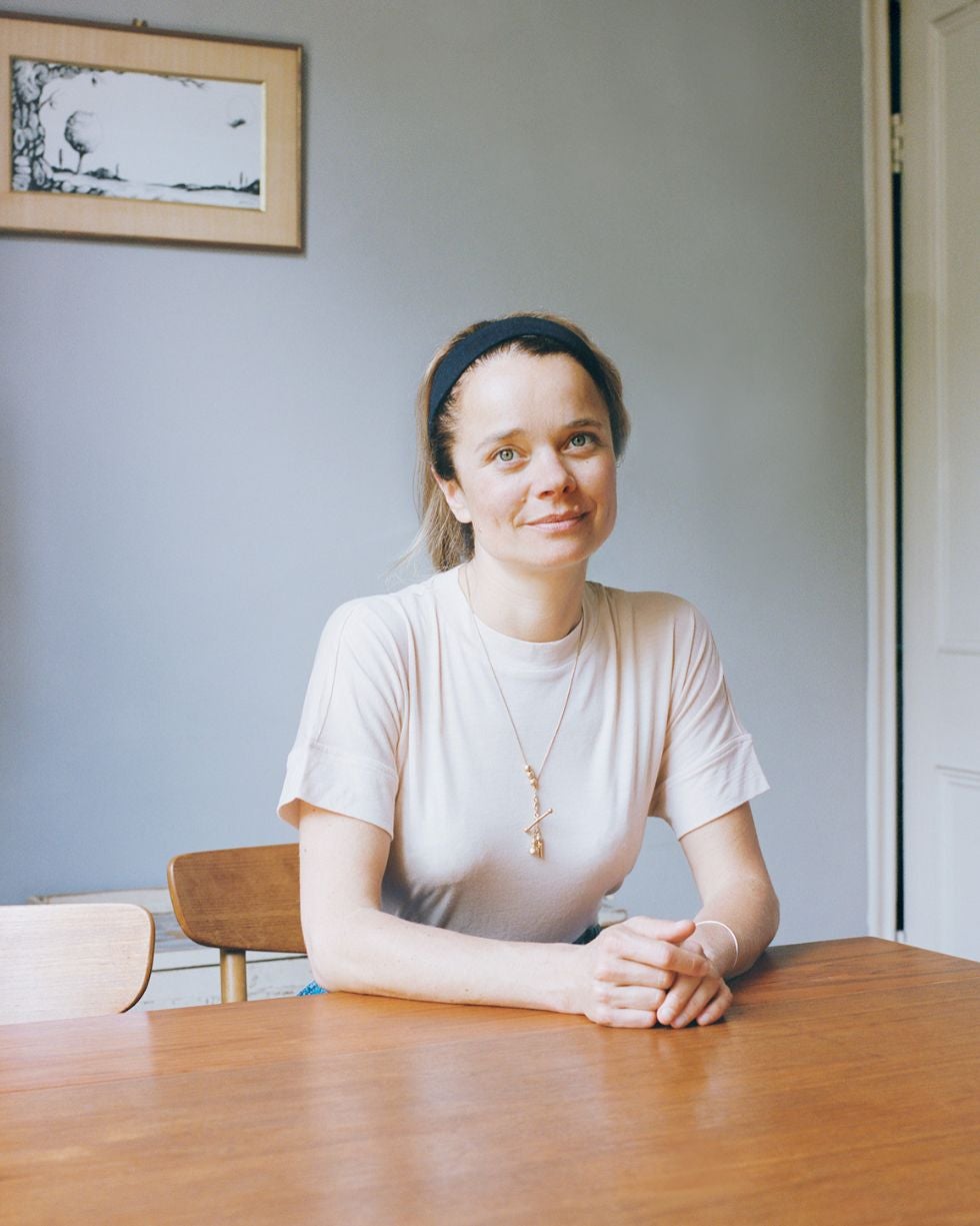 Lotje detalla cómo es su vida cotidiana: meditación durante 40 minutos cada mañana; no más de una hora de interacción con el ordenador y el móvil; ocho horas de sueño por la noche. Y su hogar es reflejo de la importancia que la calma tiene en su vida. Pregunto si echa de menos a la antigua Lotje: «Echo de menos unas cuantas aptitudes, lo mismo que mi trabajo y la vida que llevaba antes, pero estamos hablando de cosas externas. En lo fundamental sigo siendo la misma: animada, contenta, viva».