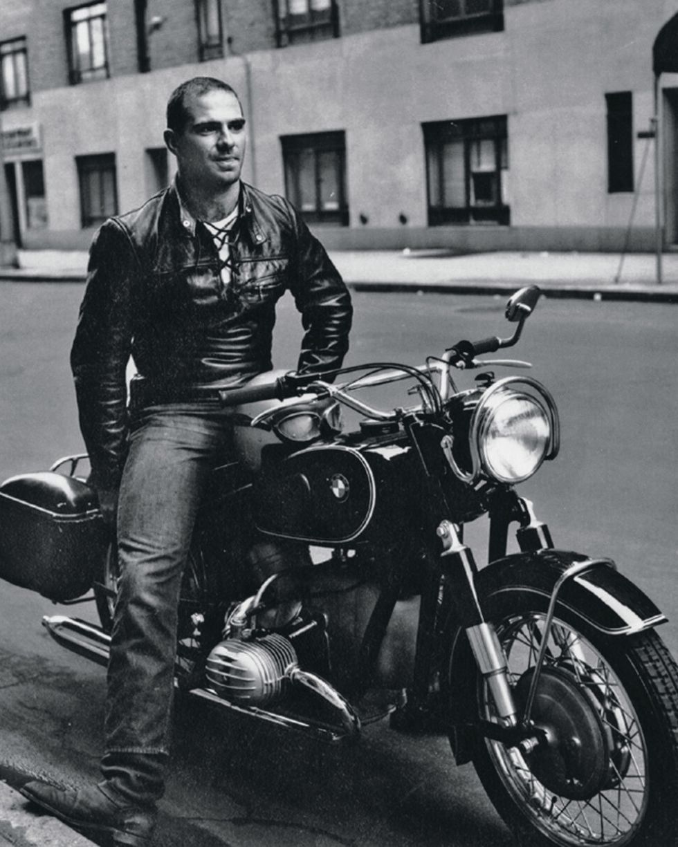 Sacks era un apasionado de las motos, que condujo en busca de una libertad que le costó mucho encontrar. Su vida personal, como homosexual 'en el armario', fue tan compleja como su carrera médica, durante años infravalorada.