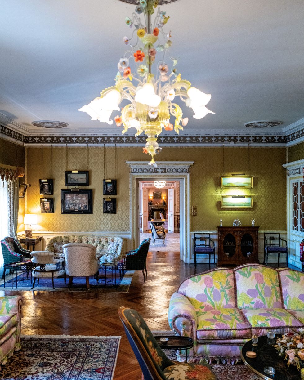 La bellísima lámpara de cristal de Murano que cuelga del techo la compró Cayetana de Alba en Venecia. Ella también se decidió por la tapicería de seda de colores verde pistacho y rosa. El esplendor veneciano que trajo Cayetana resuena en toda la decoración de esta zona íntima.