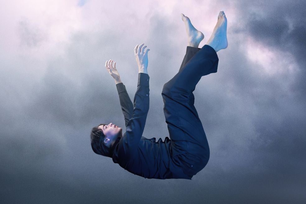 Los síntomas de la ansiedad nocturna no difieren de la diurna. Además de la sensación de angustia, en su peor faceta provocan sudoración, frecuencia cardíaca rápida, temblores, falta de aire e hiperventilación, asociados a la ideación de que algo malo va a suceder o a la distorsión de problemas reales.