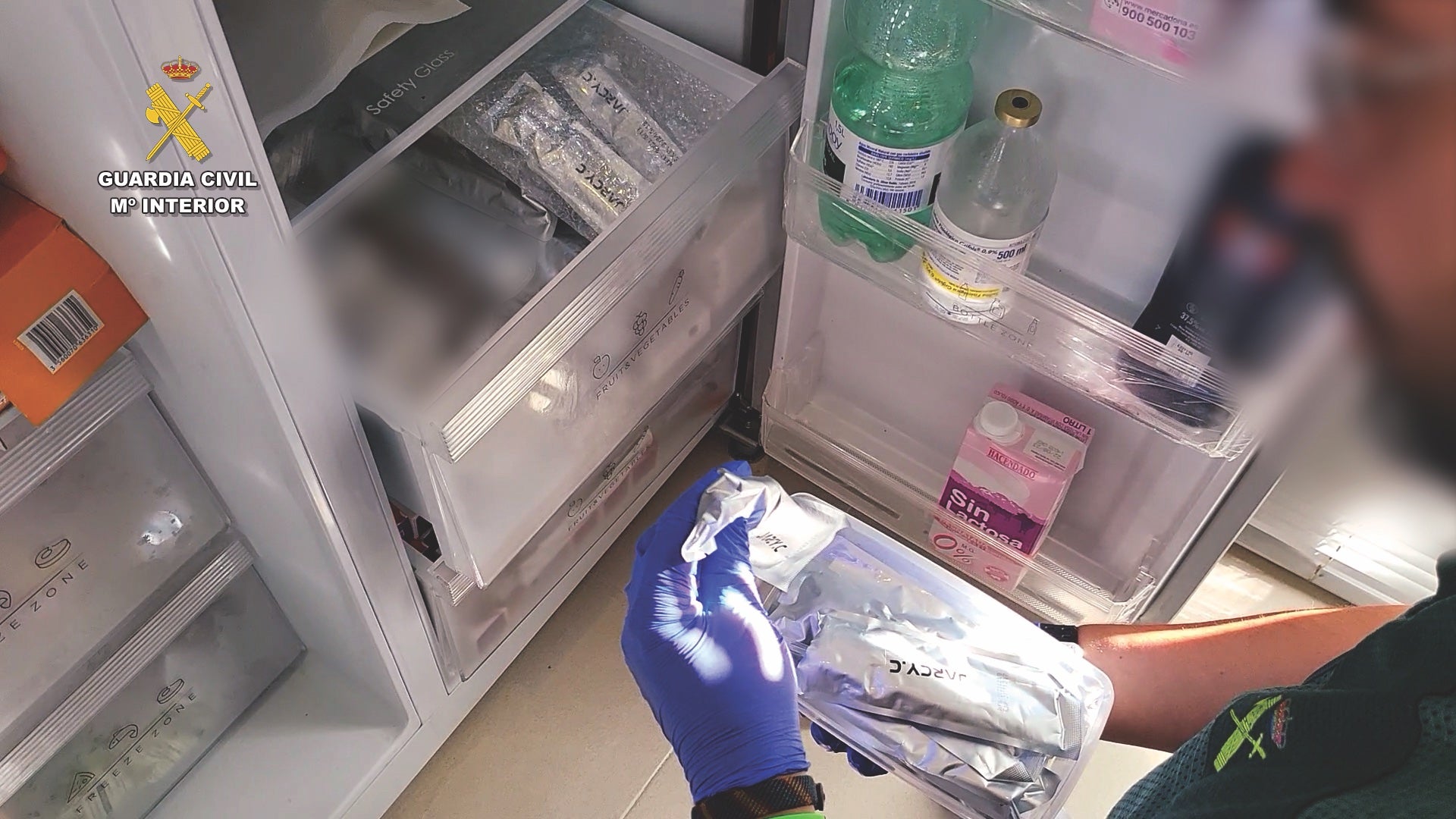 La Guardia Civil, en una operación conjunta con la Agencia Tributaria, ha desarticulado una organización criminal dedicada a la importación, almacenamiento y distribución de medicamentos y productos sanitarios ilegales relacionados con la medicina estética. Se trata de la primera operación de este calibre llevada a cabo hasta ahora en nuestro país.