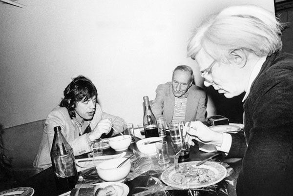 A su regreso de Londres, mediados los 70, otra vez en Nueva York, Burroughs se convirtió en un imán de otros artistas y creadores, que buscaban asociarse con él y visitarlo en su piso, The bunker. Aquí, con Mick Jagger y Andy Warhol.