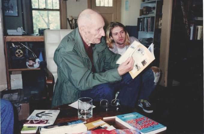 En los 90, mientras aumentaba su reconocimiento, hubo quienes también señalaron que los artistas e instituciones que lo validaban como ícono contracultural dejaban de lado la realidad más oscura de su vida, romantizando, como él, la adición y el crimen. En la imagen, con Kurt Cobain.