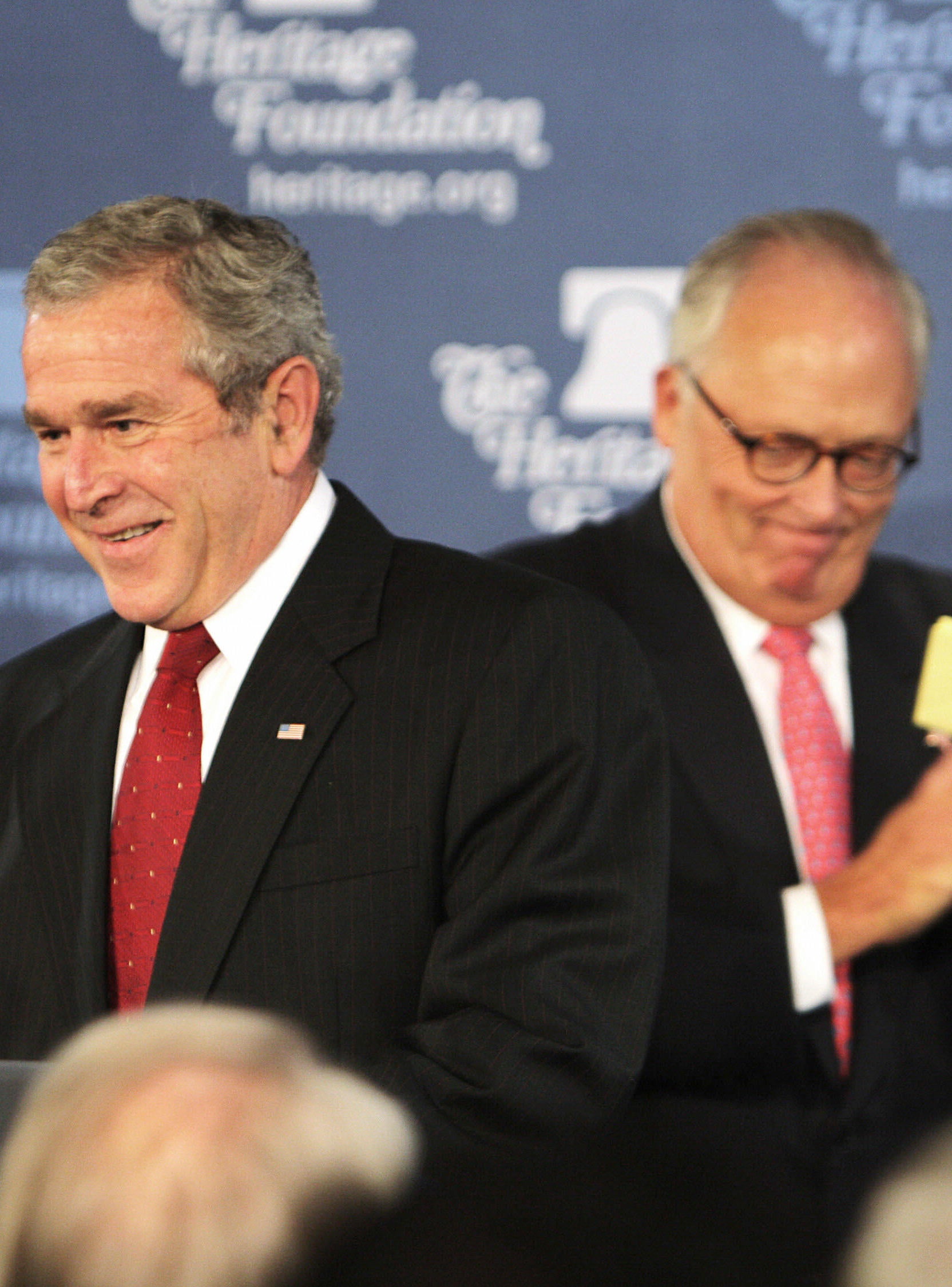 Imagen secundaria 2 - El hombre que siempre estuvo allí. Ed Feulner siempre ha estado cerca de los presidentes republicanos: entre 1981 y 1989 con Ronald Reagan (arriba); entre 1989 y 1993, con George H. W. Bush; entre 2001 y 2009 con George W. Bush (abajo a la derecha); ahora, una vez más, con Donald Trump (abajo a la izquierda, junto al presidente). La influencia de Heritage alcanzó su primer pico durante la era Reagan, cuando la administración aplicó casi dos tercios de sus recomendaciones, una historia que se repitió durante la primera legislatura de Trump, cuando el presidente también adoptó cerca del 70 por ciento de sus propuestas.