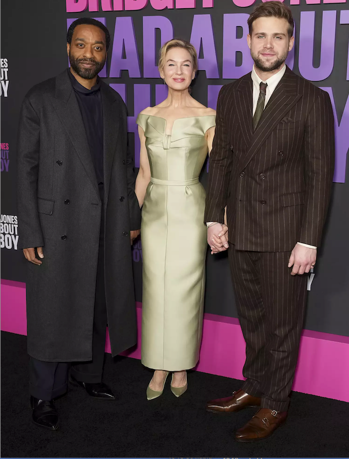 Chiwetel Ejiofor y Leo Woodallo interpretan a los nuevos ligues de Bridget Jones. Aquí posan con Renée Zellweger.