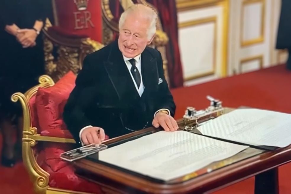 El rey es conocido por sus rabietas, como la que protagonizó justo antes de su coronación al no satisfacerle la pluma para firmar. «Propenso a los berrinches —se cuenta en el nuevo libro—, el rey exige los zapatos perfectamente pulidos y que un empleado apriete la pasta del tubo del dentífrico sobre su cepillo».