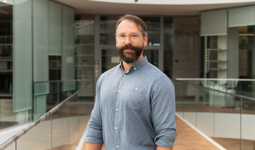 El neurociéntifico alemán Henning Fenselau, jefe del equipo investigador del Instituto Max Planck para la Investigación del Metabolismo, con sede en Colonia, que ha descubierto el mecanismo cerebral que nos hace querer postre a pesar de sentirnos saciados.