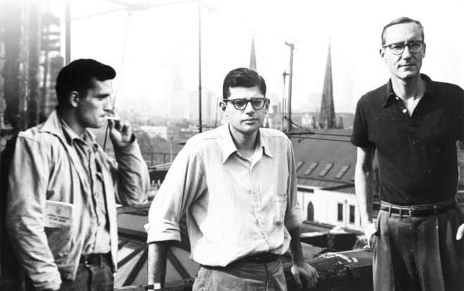 Jack Kerouac y Allen Ginsberg (aquí con Burroughs) fueron los más destacados autores de la Generación beat, que en los 50 del siglo pasado rechazó los valores tradicionales estadounidenses y abrazó el uso de drogas, la libertad sexual y el estudio de la filosofía oriental. Esta nueva visión influyó en la contracultura posterior y el movimiento hippie.