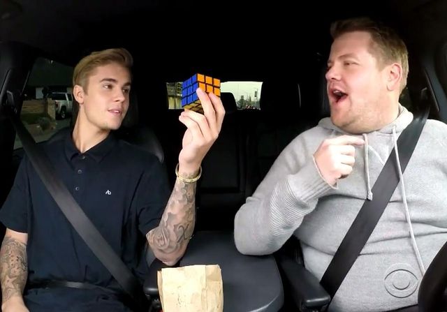 El cantante canadiense Justin Bieber participó en 2015 en la famosa sección del programa The Late late show en el que las celebrities cantaban a dúo con el presentador James Corden mientras viajaban en coche. En aquella ocasión el artista consiguió meterse al público en el bolsillo tras lograr completar el cubo de Kubrick en dos minutos.