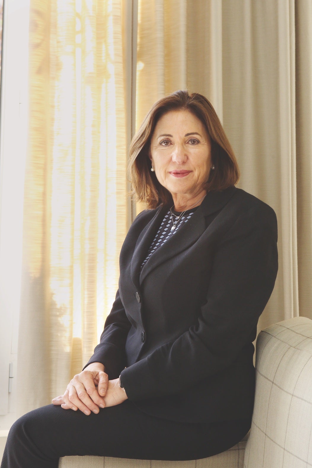 Licenciada en Medicina y Cirugía por la Universidad Autónoma de Barcelona, la doctora Petra Vega, además de realizar su actividad asistencial, participa activamente en la regulación y actualización de la medicina estética en España.