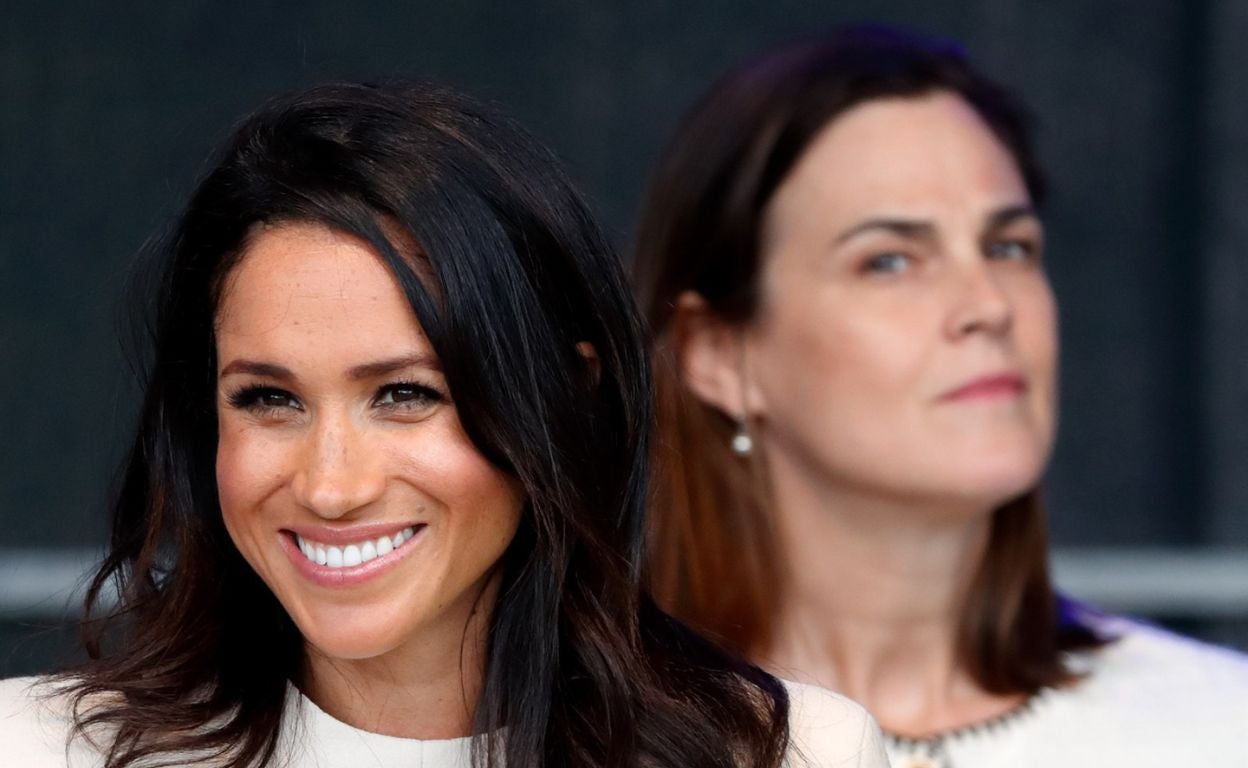 Meghan Markle, duquesa de Sussex, en Widnes en 2018 con Samantha Cohen, secretaria privada de la duquesa y el príncipe Enrique en ese momento.