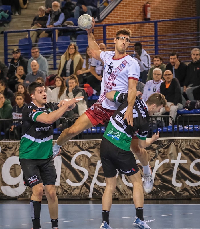 Nació en Sevilla en 1999 y a sus 21 años —en pleno ascenso en su carrera deportiva— recibió un diagnóstico demoledor: un tumor ocular que lo enfrentó a una de sus decisiones más cruciales. En la cancha usa gafas especiales para proteger su ojo sano. Cualquier accidente podría, si no, dejarlo ciego. En la imagen, en 2023, cuando aún jugaba en el Logroño.