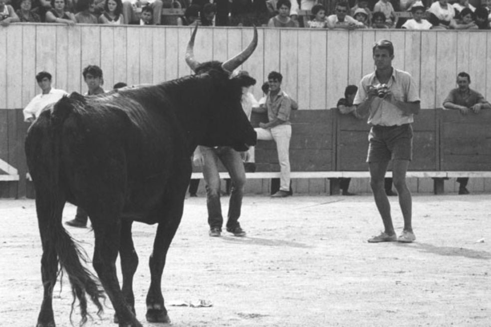 A Beard le fascinaban los toros y, desde luego, no se sentía intimidado. En Arlés, donde se tomó esta foto, fue arrolado por un toro. Esta cogida fue leve; la que estuvo a punto de costarle la vida fue la de un elefante.