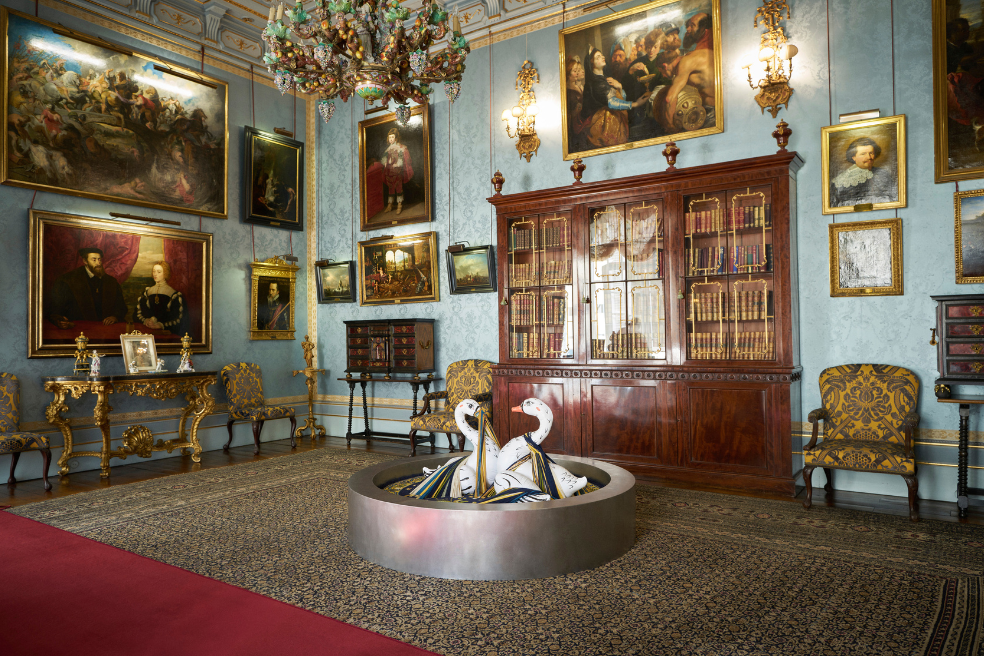 ‘Pas de Deux’, dos cisnes hinchables se ha instalado en el salón flamenco.
