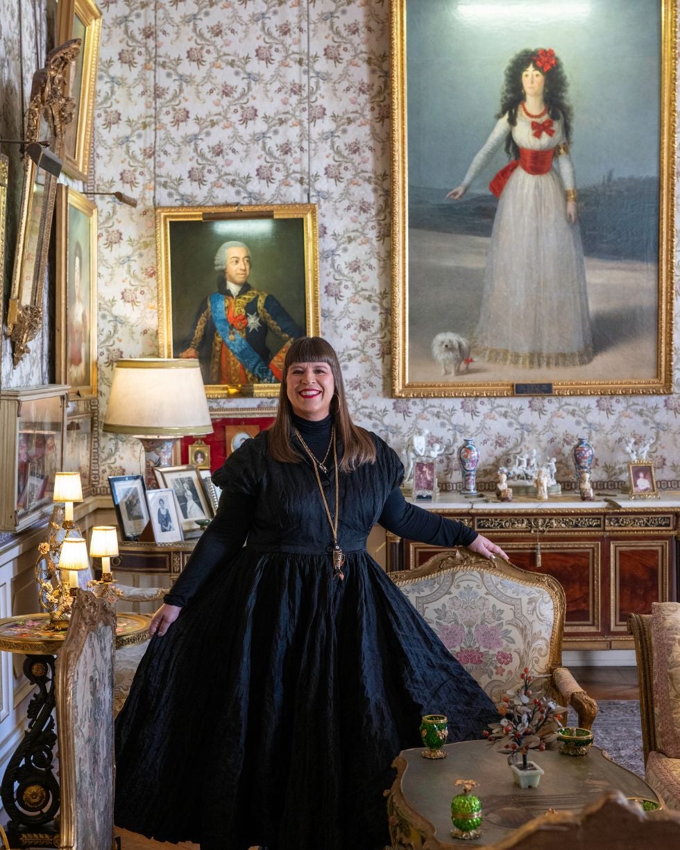 Joana Vasconcelos, vestida de Dior (patrocinador de la muestra), junto a uno de los retratos que Francisco de Goya hizo de la Duquesa de Alba.
