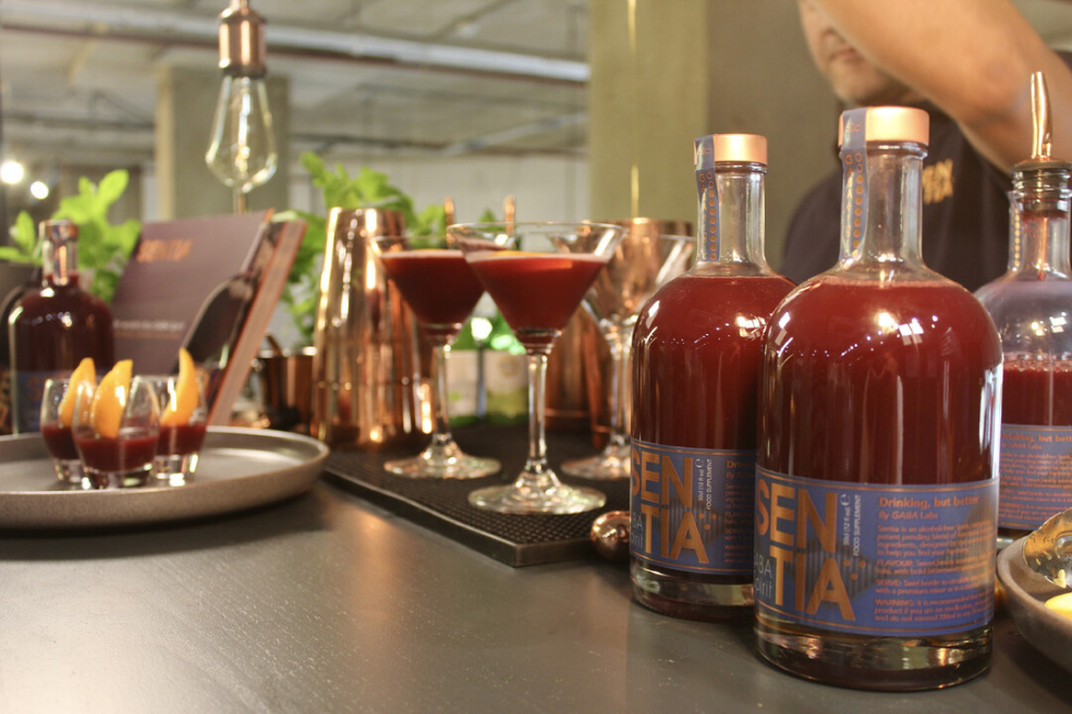 La bebida Sentia no afecta a la salud y, si bebes más cantidad, la sensación sigue siendo igual de agradable, pero no más pronunciada. Puede adquirirse a partir de 38,91 euros la botella de 50 cl.