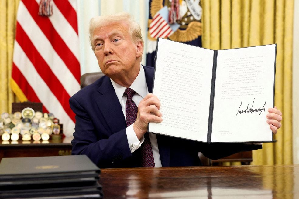 Donald Trump muestra el decreto por el cual, para Estados Unidos, el golfo de México pasa a llamarse 'golfo de América', una de las muchas medidas destinadas a trastocar el orden mundial.