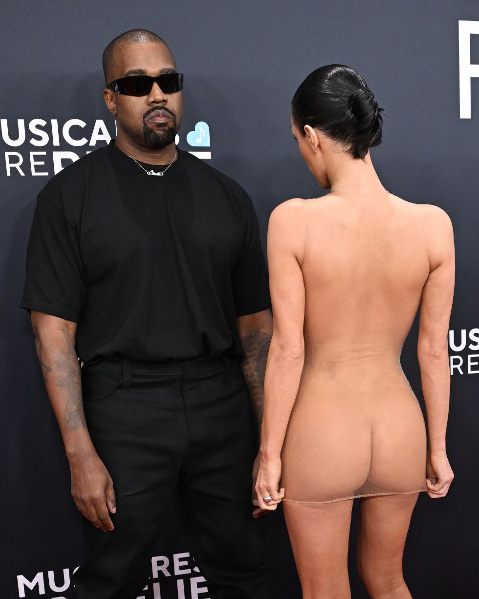 Kanye West y Bianca Censori, en la alfombra roja de los recientes premios Grammy.