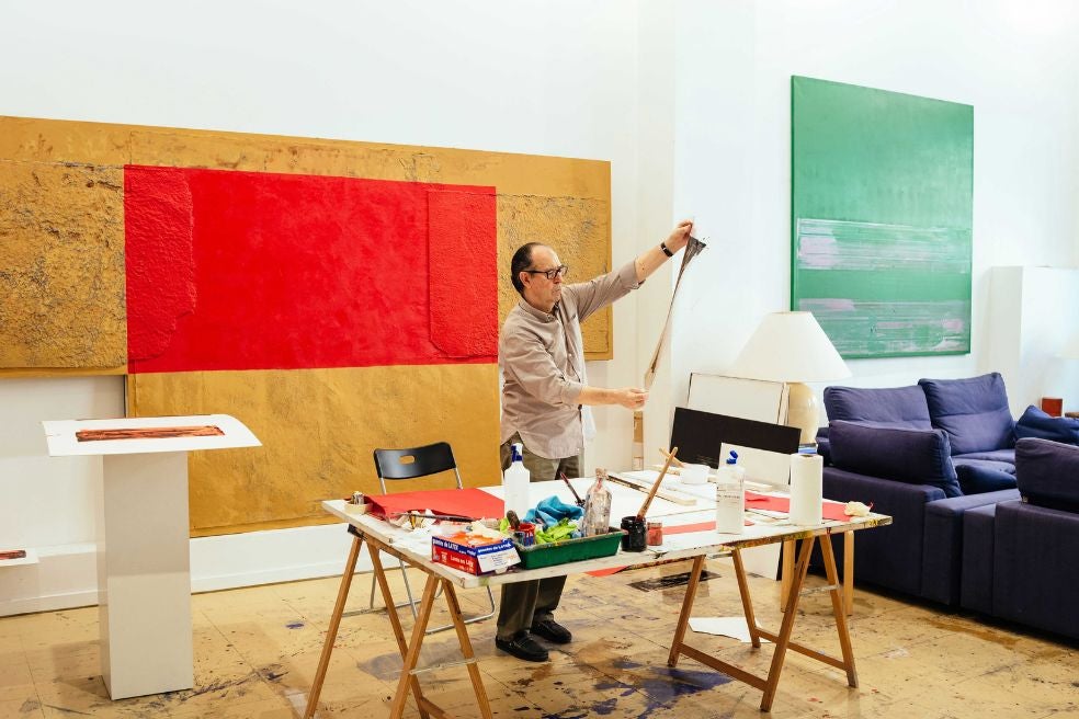 Rafael Canogar en su estudio de Marbella, donde veranea y donde también trabaja: «Yo no pinto para tener una colección o para exposiciones. Es que lo necesito», confiesa.