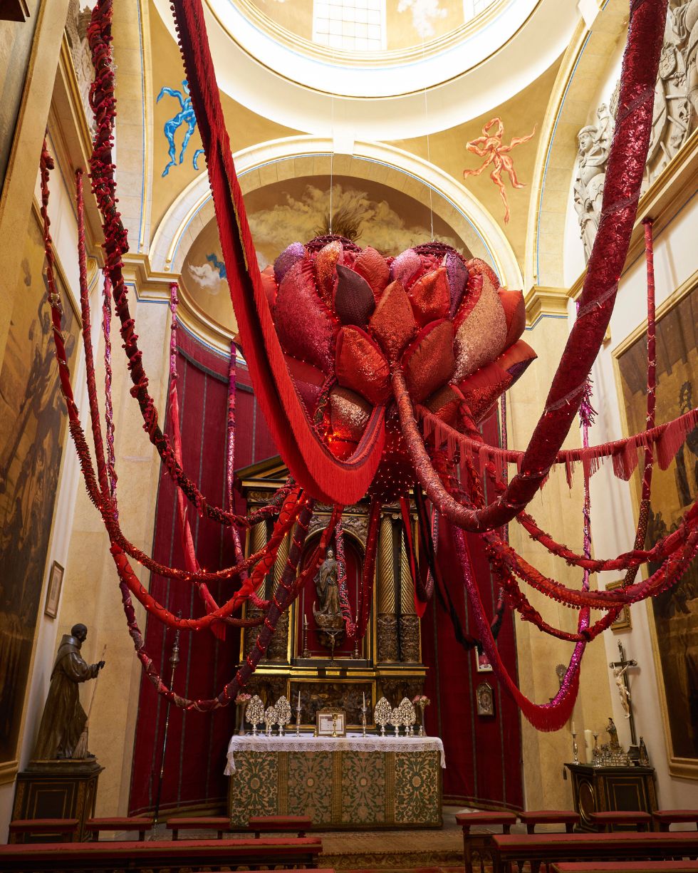 Corazón en llamas, instalada en la capilla del Palacio de Liria, fue concebida para interactuar con el claustro del siglo XVI de la iglesia de Santa Caterina a Formiello. Contiene el colorido habitual en la obra de Vasconcelos y lentejuelas, croché y flecos.