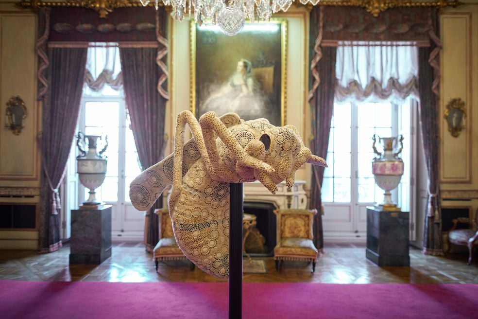 'Braganza' es una abeja de cerámica recubierta de crochet, que ha sido situada en la sala de la emperatriz Eugenia de Montijo.