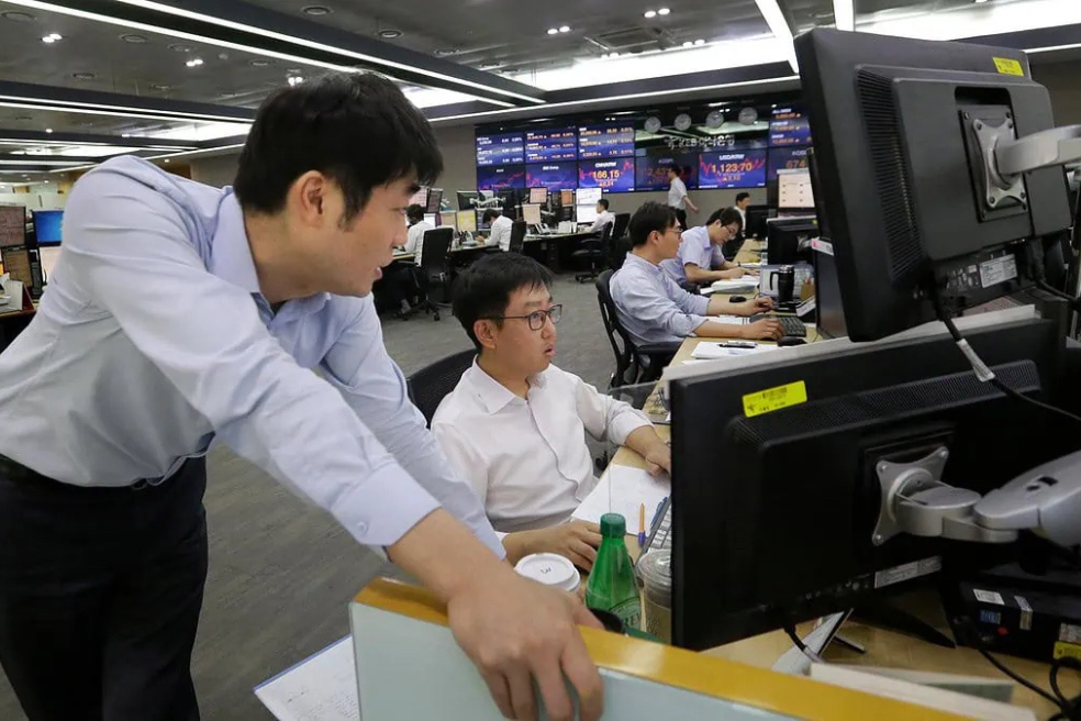 Existen países con una cultura social afianzada en la cronopatía como Japón, en el que incluso se registran muerte por exceso de trabajo y obsesión por la productividad tiene un término: karoshi. Sin embargo, pese a tener una cultura laboral tan estoica, la productividad es uno de los grandes problemas de Japón. Según la Organización para la Cooperación y el Desarrollo Económicos, el país se situó en el puesto 23 de las 36 naciones de la OCDE.