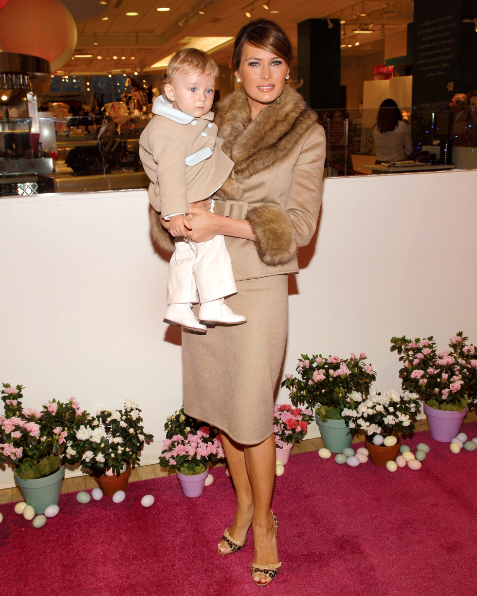 Durante el primer mandato de Trump, Barron y su madre (en la foto, cuando era un niño) ni siquiera residieron en la Casa Blanca. Ahora, ambos se han apresurado a instalarse con el presidente en Washington.