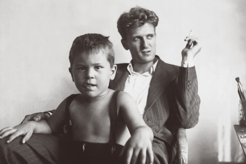 Robert de Niro con su padre cuando era niño. Lo único que lamenta el actor es no haber estado más próximo a él, un pintor de renombre en la Nueva York de los años cincuenta que falleció en 1993. No haber apoyado su homosexualidad ha sido uno de los grandes conflictos en la vida del actor. Robert de Niro sénior dejó varios diarios que revelaban su lucha con su sexualidad. Su hijo, que admite que nunca habló con él sobre el tema, los cedió a los autores de un libro y un documental que reivindican su figura. Aunque siempre mantuvieron una buena relación, De Niro no fue consciente del tormento que vivió su padre hasta que, ya muerto, descubrió sus escritos.