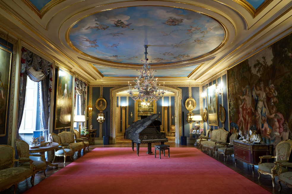 En Piano Dentelle # 3 Joana Vasconcelos viste con el trenzado de ganchilo típico de las Azores un gran piano Pfeiffer.