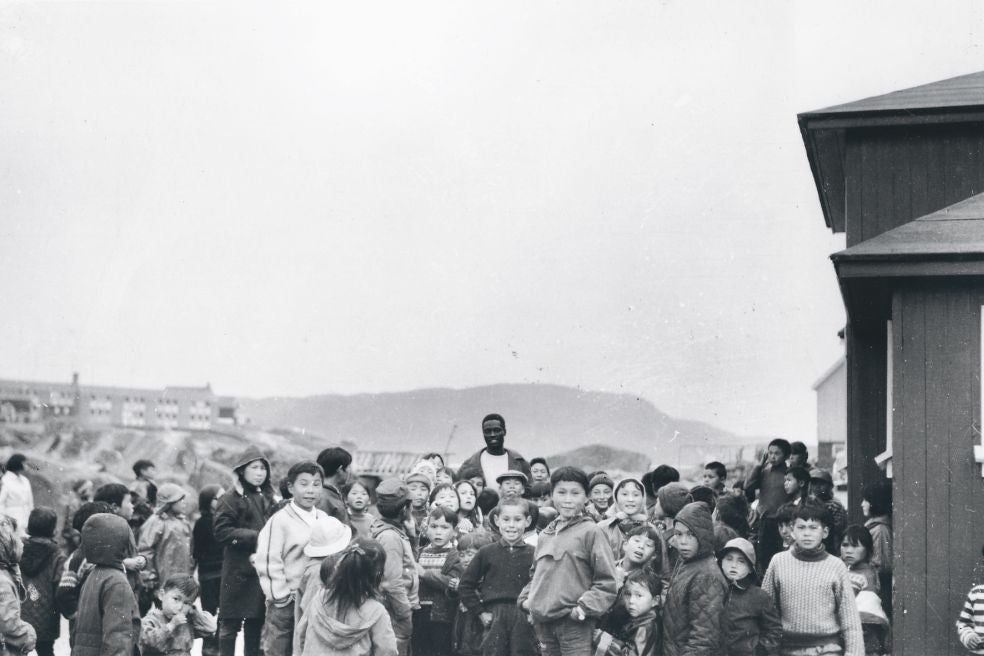 Al llegar a Qaqortoq, el puerto donde desembarcó por primera vez, al sur de la isla helada, la gente que estaba en los muelles enmudeció al ver aquel gigante de 1,80 de altura y piel negra. Los niños decían: «Es un Qivittoq», un espíritu gigante de las montañas.
