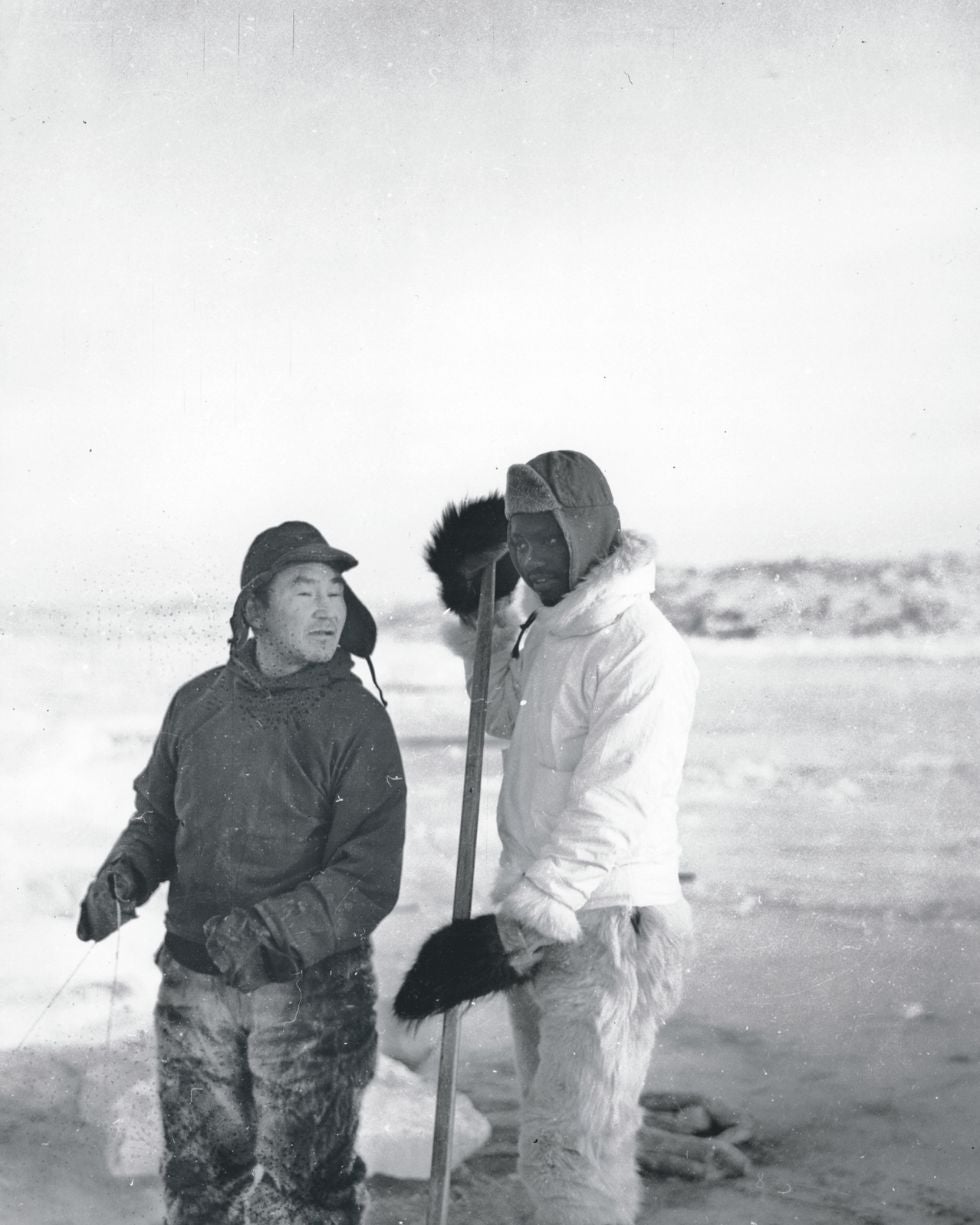 Kpomassie hizo todo por integrarse a la población local. Aquí, aprendiendo a pescar en el hielo.