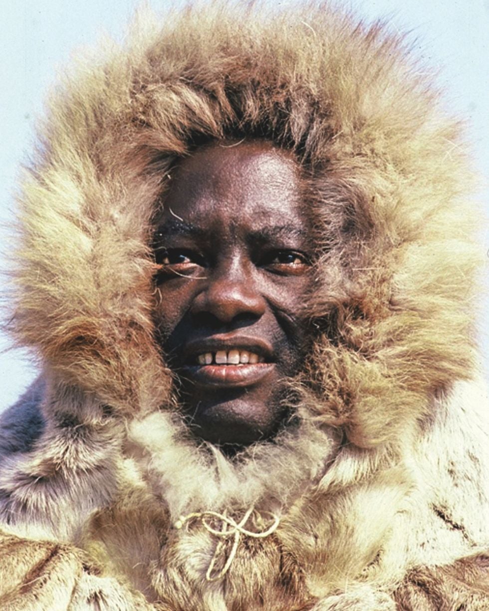 Tété-Michel Kpomassie viajó a Groenlandia a los 16 años tras toparse con un libro sobre los esquimales que le fascinó en su Togo natal. Más tarde, radicado ya en Francia, donde aún reside a sus 84 años, publicó Un africano en Groenlandia, que lleva 22 ediciones en 10 idiomas.