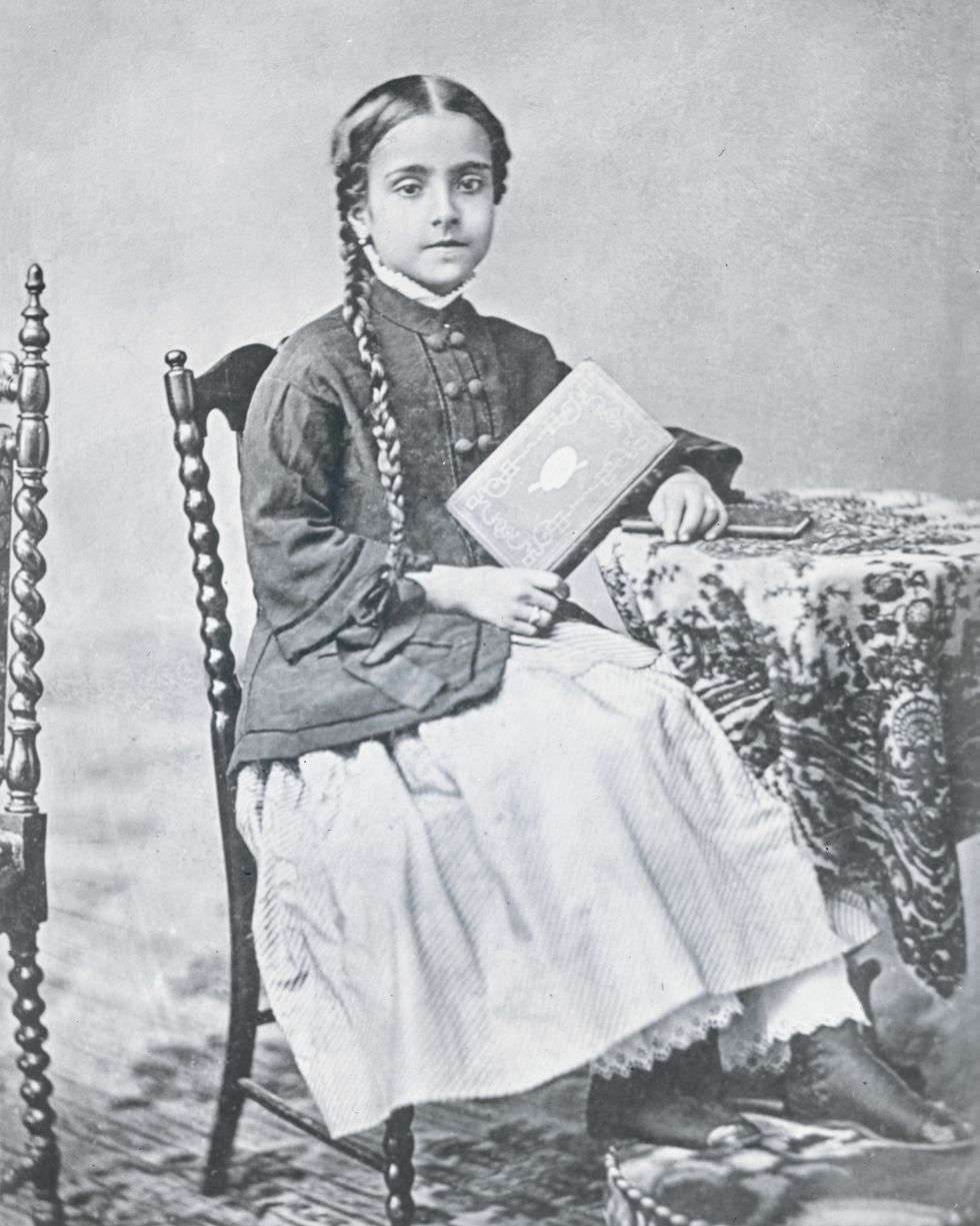 A los 8 años debutó en Broadway subida a una mesa del escenario para que la vieran. A los 18 triunfó en el Covent Garden de Londres.