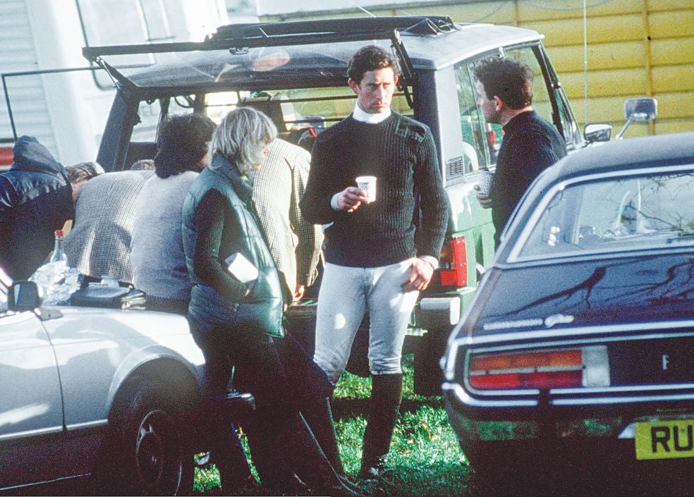 Carlos y Camilla en una cacería en 1979. Vivían su relación con mucha discreción: ella era una mujer casada. Él iba a estarlo pronto: en 1981 se casó con Diana Spencer.
