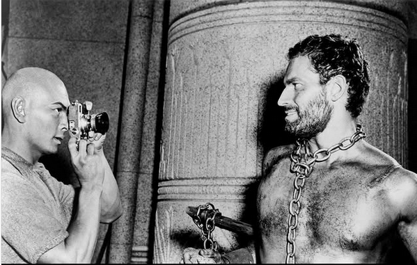 Brynner dejó al morir más de 8000 fotografías cuidadosamente clasificadas. Su hija Victoria las encontró y hoy administra su legado. Tomó buen número de ellas con su cámara Leica en 1956, durante el rodaje de la ciclópea Los 10 mandamientos. Para no desentonar de musculatura ante Charlton Heston, por cierto, se tiró varios meses haciendo pesas.