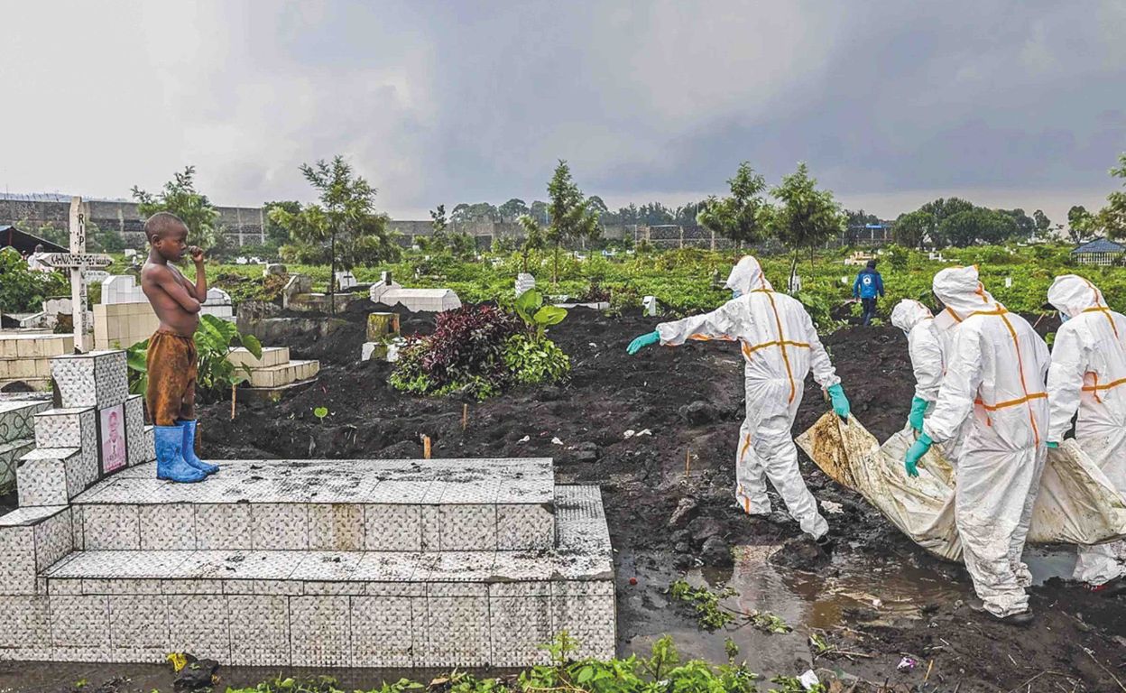 Una nueva y desconocida enfermedad ha matado ya, al manos, a 65 personas (entre ellas, niños) de manera fulminante. Según la OMS, la mitad de las víctimas sucumbieron en menos de 48 horas. Se ha descartado que se trate de un rebrote de ébola. Podría tratarse de alguna combinación de intoxicación química, meningitis, paludismo y otras infecciones, pero los investigadores desconocen aún qué agente está detrás de estas muertes.