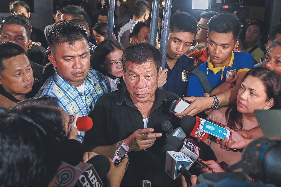 A Rodrigo Duterte, de 71 años, lo llaman el Aniquilador o Harry el Sucio y lo comparan con Donald Trump, pero sus motes no alcanzan a definir su carácter. Estudió Arte y Derecho, pero no pudo asistir a la graduación porque días antes disparó a un compañero.
