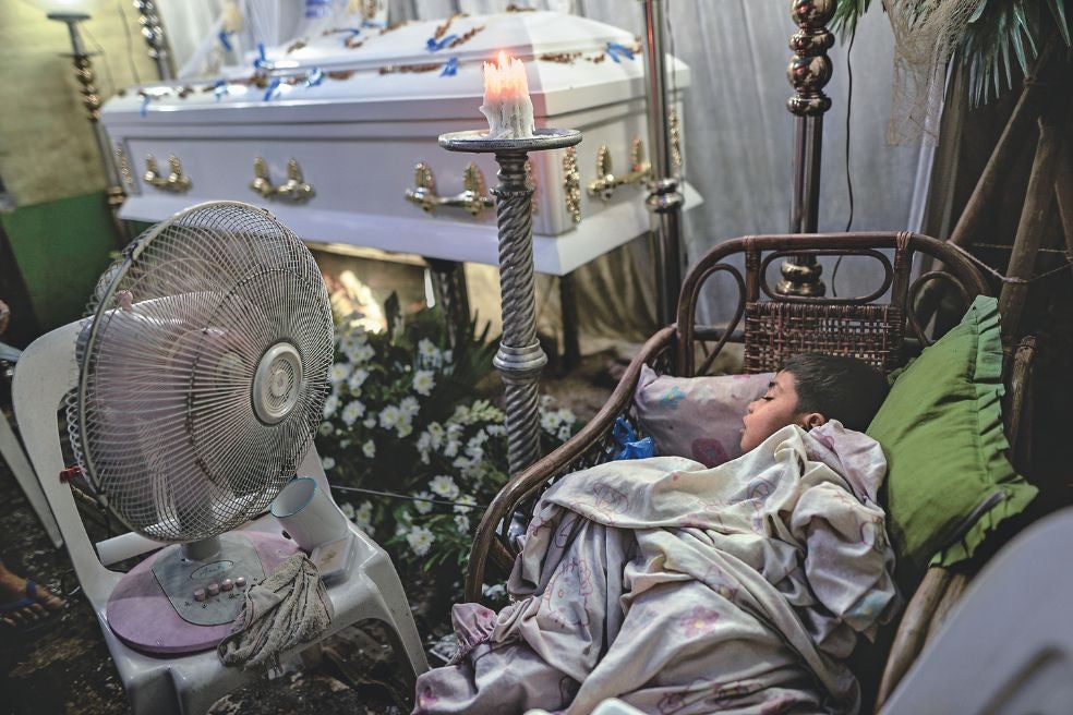 Un niño duerme junto al ataúd de su hermano asesinado por los paramilitares en una supuesta operación contra la droga. El Gobierno paga recompensas. Desde 60.000 euros a quien mate a un narcotraficante hasta 1000 euros por un camello de la calle o un consumidor.