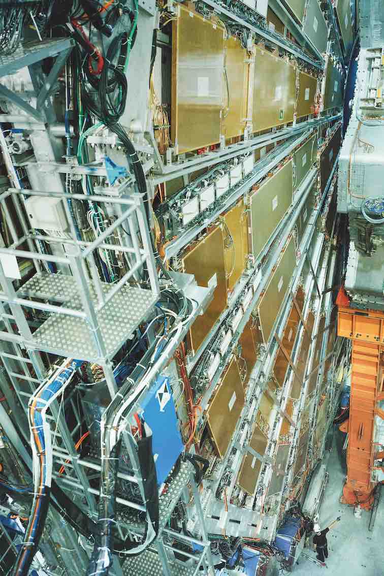 El corazón del detector ATLAS parece un atrapasueños gigantesco. Este ingenio subterráneo, del tamaño de un edificio de ocho pisos, esconde una 'trampa' para cazar partículas subatómicas. Aquí, en 2012, se detectó el bosón de Higgs.