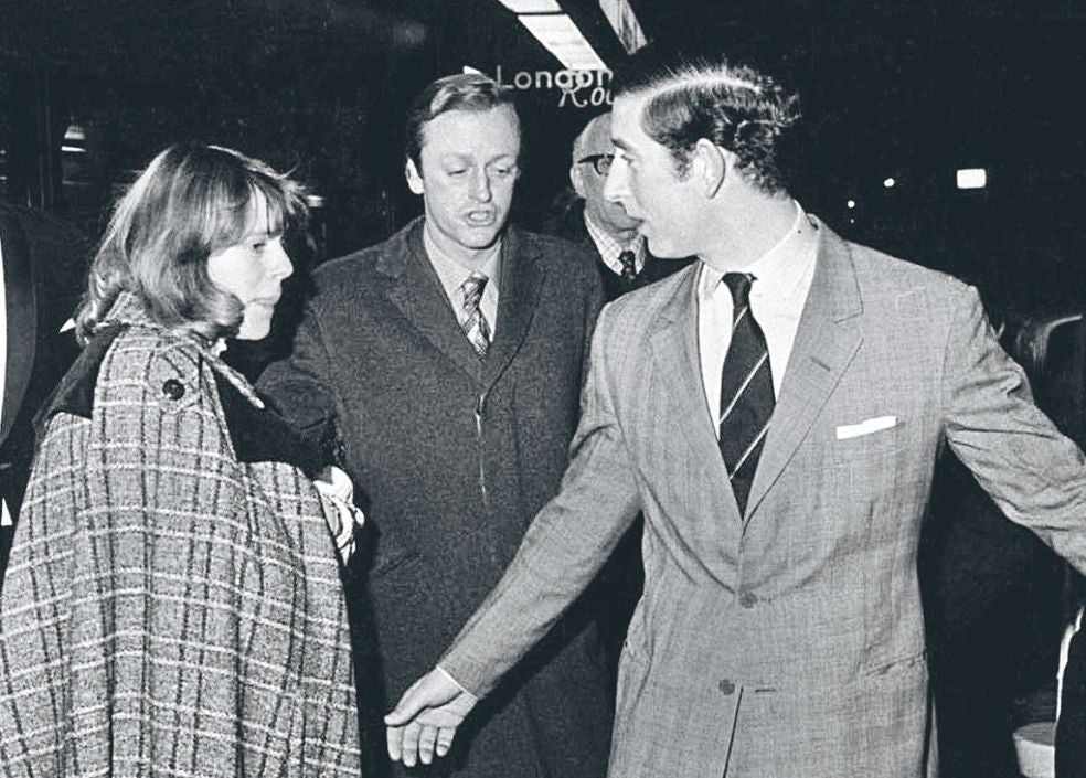 El marido de Camilla, Andrew Parker Bowles (abajo, en el centro), le fue infiel antes y después del matrimonio y sabía de su relación con Carlos. Solo se divorciaron cuando fue público.