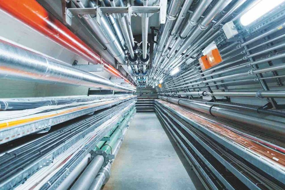 Laberinto de tuberías y cables en el corazón del detector ATLAS. El sistema no solo refrigera a temperaturas criogénicas los potentísimos imanes que controlan la trayectoria de las partículas; por otro lado, debe mantener operativos los ultrasensibles calorímetros que miden la energía de sus colisiones. Toda una proeza de la ingeniería.