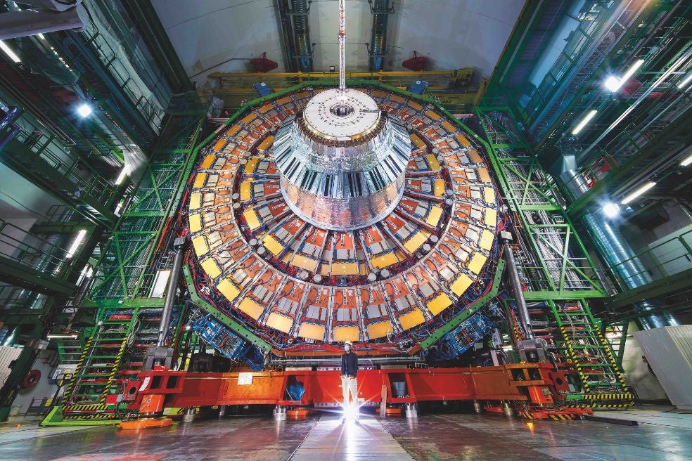 El Gran Colisionador de Hadrones se extiende 27 kilómetros bajo tierra en la frontera franco-suiza. Aquí se recrea el Big Bang colisionando partículas casi a la velocidad de la luz. Los detectores CMS (en la imagen) y ATLAS (a la atrapan y analizan las partículas resultantes tras esas colisiones.