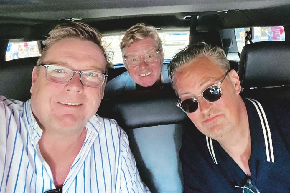 Los hermanos Chris y Brian Murray eran sus mejores amigos desde niños. Con ellos pasó el último verano en Francia antes de morir.