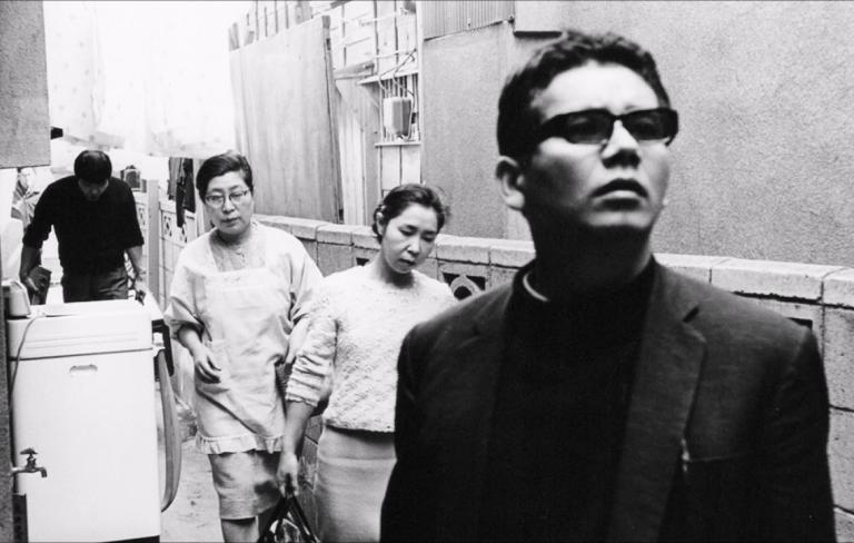 En 1967, el documental Un hombre desaparece, del director Shôhei Imamura, puso el tema de los johatsu en el centro del debate social en Japón. Narra el caso de un vendedor de 32 años desaparecido tras malversar dinero de su empresa y engañar con otra mujer a su prometida.