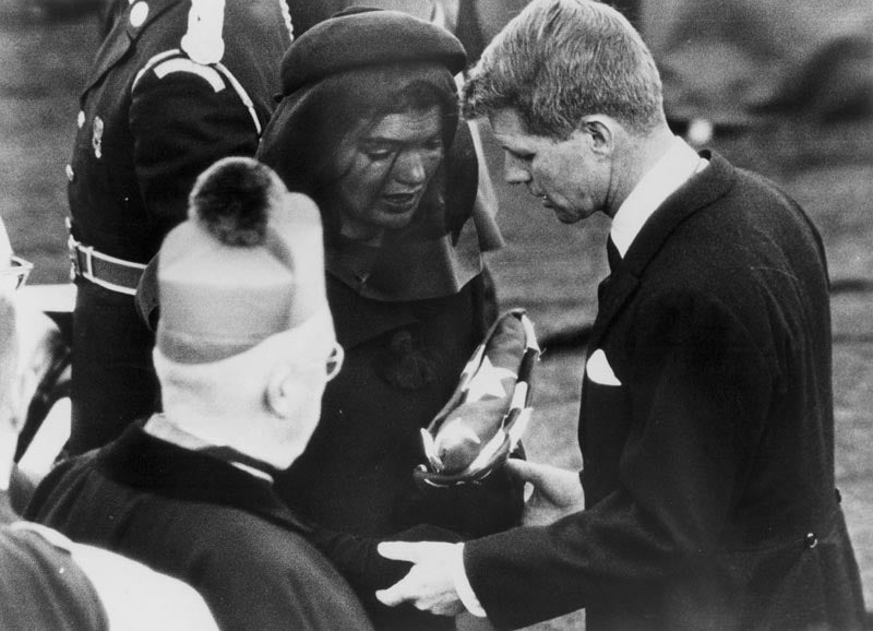 Bobby Kennedy se convirtió en el consuelo de Jackie tras el asesinato de su hermano, JFK. Su cercana relación con su cuñada ha dado pie a muchas especulaciones sobre si fueron amantes. En cualquier caso, Bobby se oponía a que Jackie saliese con Onassis. Al parecer, el armador se negó a romper aquella relación alegando: «Tú y tu hermano os tiráis a la reina del cine. Dejadme a mí con mi princesa».