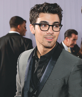 Imagen secundaria 2 - Miopes ilustres. Desde Greta Garbo, Cary Grant o Marilyn Monroe hasta Zendaya o los Jonas Brothers, son muchas las celebrities que han posado con sus gafas de miopía. En España, la cantante Aitana contaba en el programa de La resistencia que sus cinco dioptrías le habían jugado una mala pasada. Acababa de saludar a 'Obama' justo antes de entrar en el plató, pero este no le había respondido. Después se enteró de que se trataba de una estatua.