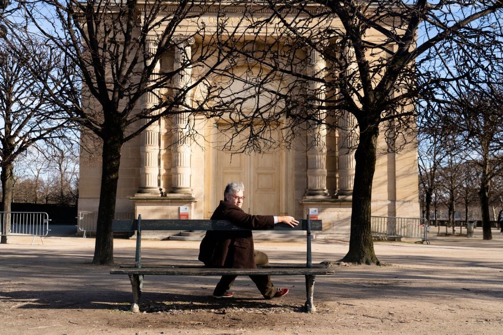 El escritor en uno de los lugares predilectos de Victoria Kent durante su exilio. «Fue una mujer de una dignidad brutal», dice el escritor.