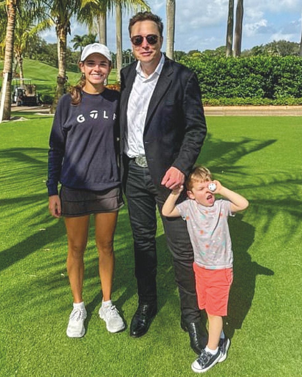 Kai Trump publicó una foto en la que posaba con Elon Musk y hijo del magnate. Kai tituló la foto «Elon logrando el estatus de tío». Ese mismo día, Kai había sacado un vídeo en TikTok con varias escenas 'familiares' en las que Donald Trump, el multimillonario y ella jugaban al golf con el título 'Domingos con el abuelo'.