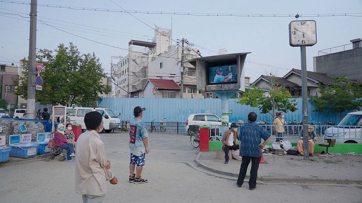 Miles de personas 'evaporadas' han encontrado un hogar en Kamagasaki, un barrio marginal de Osaka. Antiguo polo industrial, el lugar fue abandonado tras la crisis de los años 70 y ocupado por miles de johatsu, que adoptaron una especie de régimen comunal.