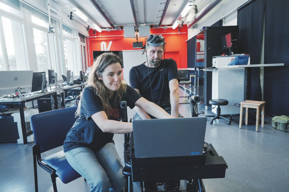 Oskam trabaja con Valeria Spagnolo, neurocientífica y doctora en Filosofía, que ajusta el prototipo que le permite controlar movimientos con la mente.